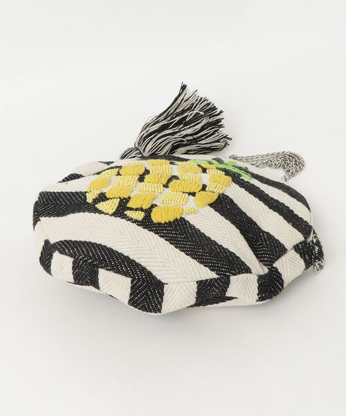 MAISON mou(メゾンムー)の「【Swaraj/スワラージ】 パイナップル刺繍バッグ(手刺繍)(ショルダーバッグ・レディース・ブラック系その他・FREE)」の3枚目の写真