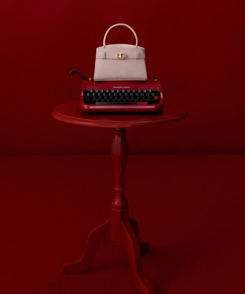 CHARLES & KEITH（チャールズ & キース）の「Aubrielle オブリエル トップハンドルバッグ（ハンドバッグ・レディース・チョコ/ピンク・S）」の4枚目の写真