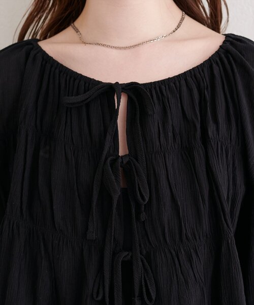 natural couture（ナチュラルクチュール）の「楊柳シャーリングリボンブラウス（シャツ/ブラウス・レディース・ブラック/サックスブルー/イエロー/オフホワイト・FREE）」の6枚目の写真