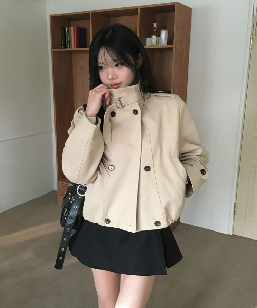 VIVID LADY(ビビッドレディー)の「ハイネックベルト ショート ブルゾン ジャケット(ブルゾン・レディース・ベージュ/アイボリー・FREE)」の8枚目の写真
