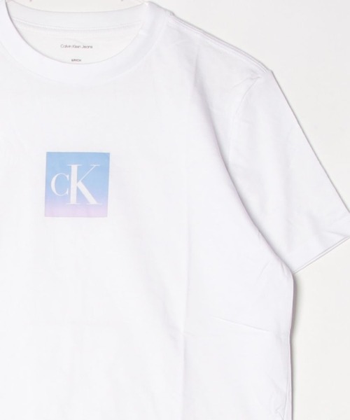 Calvin Klein Jeans(カルヴァンクラインジーンズ)の「Calvin Klein Jeans カルバンクラインジーンズ CK OMBRE BOX LOGO CREWNECK TEE モノグラム 半袖Tシャツ(Tシャツ/カットソー・レディース・ホワイト/ブラック・S/M)」の1枚目の写真