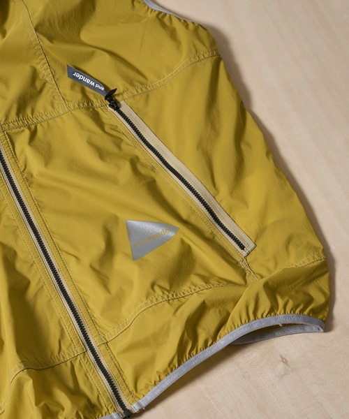 and wander(アンドワンダー)の「【and wander/アンドワンダー】PERTEX wind vest(ベスト・メンズ・ブラック/ライトグレー/イエロー・M/L)」の9枚目の写真