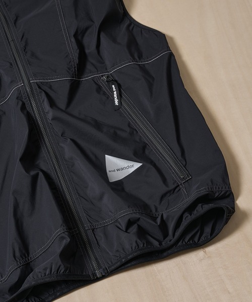 and wander(アンドワンダー)の「【and wander/アンドワンダー】PERTEX wind vest(ベスト・メンズ・ブラック/ライトグレー/イエロー・M/L)」の4枚目の写真
