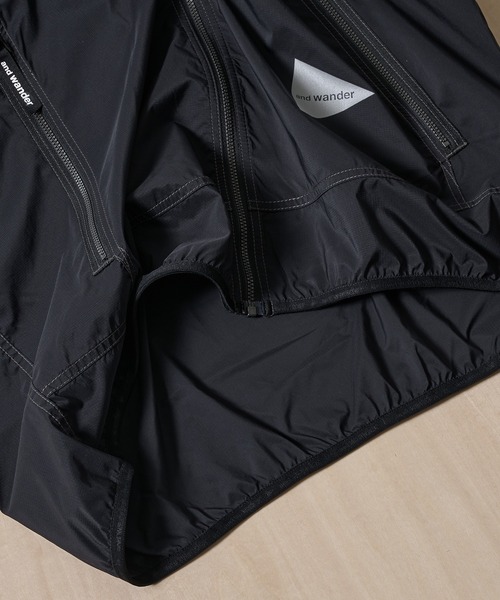 and wander(アンドワンダー)の「【and wander/アンドワンダー】PERTEX wind vest(ベスト・メンズ・ブラック/ライトグレー/イエロー・M/L)」の5枚目の写真