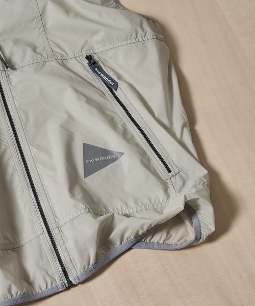 and wander(アンドワンダー)の「【and wander/アンドワンダー】PERTEX wind vest(ベスト・メンズ・ブラック/ライトグレー/イエロー・M/L)」の6枚目の写真