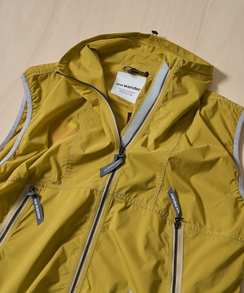 and wander(アンドワンダー)の「【and wander/アンドワンダー】PERTEX wind vest(ベスト・メンズ・ブラック/ライトグレー/イエロー・M/L)」の8枚目の写真