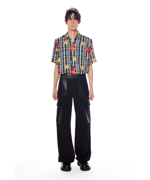 GREEDILOUS(グリディアス)の「Faux Leather Cargo Pants(その他パンツ・レディース・その他・X-SMALL/SMALL/MEDIUM/LARGE)」の2枚目の写真