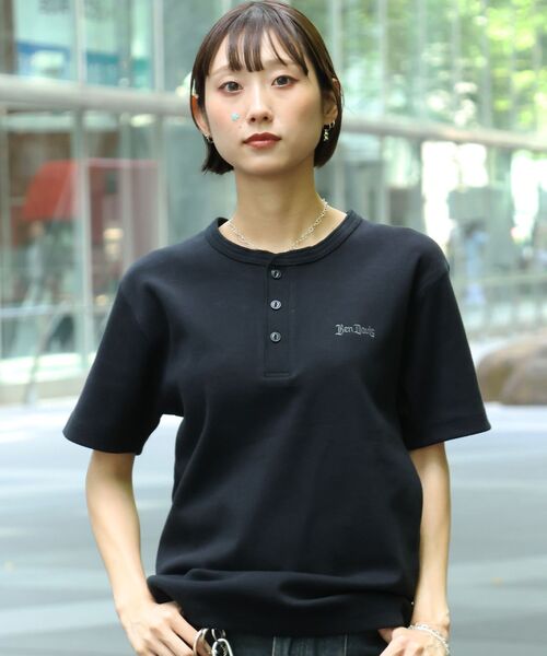BEN DAVIS(ベンデイビス)の「【BEN DAVIS(ベンデイビス)】 RIB HENLEY TEE / Tシャツ 半袖 ヘンリーネック 刺繍 ワンポイント ユニセックス ピス(Tシャツ/カットソー・メンズ・グレー/ブラック/ホワイト・MEDIUM/X-LARGE/LARGE)」の2枚目の写真