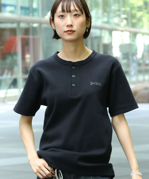 BEN DAVIS(ベンデイビス)の「【BEN DAVIS(ベンデイビス)】 RIB HENLEY TEE / Tシャツ 半袖 ヘンリーネック 刺繍 ワンポイント ユニセックス ピス(Tシャツ/カットソー・メンズ・グレー/ブラック/ホワイト・MEDIUM/X-LARGE/LARGE)」の4枚目の写真