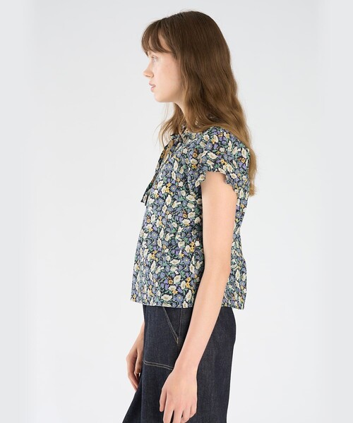 To b. by agnes b.(トゥービーバイアニエスベー)の「フラワープリント コットン ショートスリーブ ブラウス(シャツ/ブラウス・レディース・ブルー・40/38/36)」の3枚目の写真