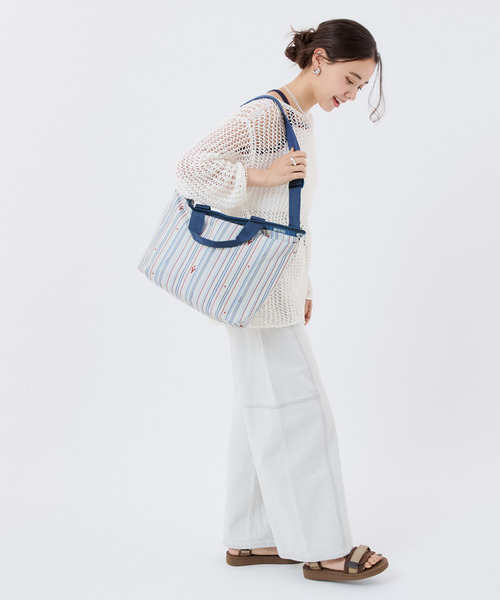 LeSportsac(レスポートサック)の「DELUXE EASY CARRY TOTE ジョイフルボヤージュ(トートバッグ・レディース・ブルー・FREE)」の3枚目の写真