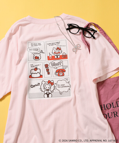 FREAK'S STORE(フリークスストア)の「SANRIO/サンリオ ”HELLO KITTY' 目隠し コミックプリントTシャツ(Tシャツ/カットソー・レディース・オフホワイト/チャコール/ピンク・フリ-)」の1枚目の写真