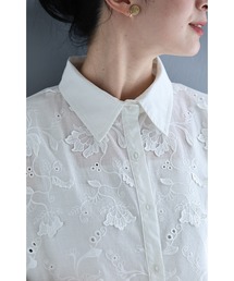 浮かぶ花唐草刺繍シャツトップス