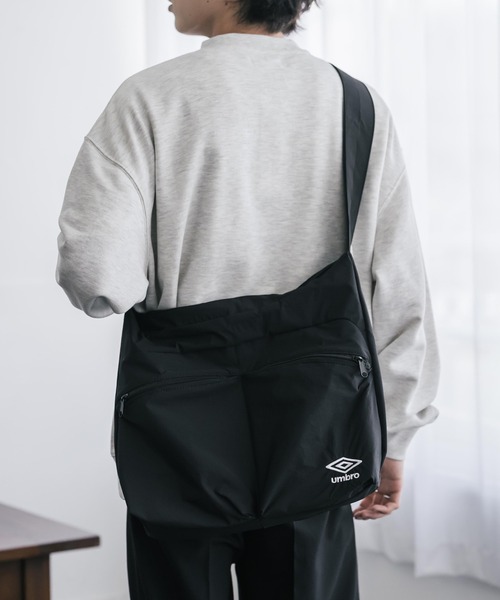 UMBRO ワンショルダー アシンメトリー トップス UMBRO アンブロ 別注コラボ ワンポイントロゴ刺繍ワンショルダーバッグ