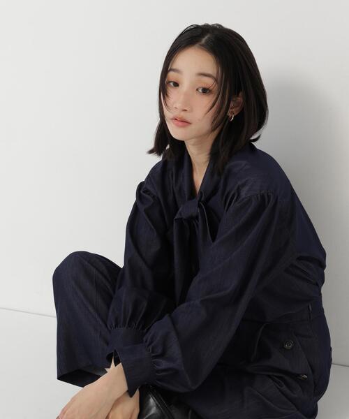 NATURAL BEAUTY BASIC(ナチュラルビューティーベーシック)の「デニムライク SETUP リボンボウタイブラウス(シャツ/ブラウス・レディース・ブルー/ネイビー・FREE)」の2枚目の写真