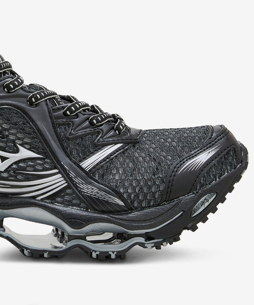 MIZUNO(ミズノ )の「MIZUNO(ミズノ) WAVE PROPHECY1 D1GA2651 02(スニーカー・メンズ・ブラック・25.5cm/26cm/26.5cm/27cm/27.5cm/28cm/29cm)」の2枚目の写真
