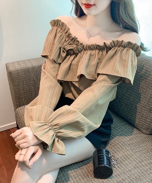 AMAJI(アマジ)の「オフショルダー フリル長袖ブラウス(シャツ/ブラウス・レディース・カーキ/ブラック・SMALL/MEDIUM/LARGE/X-LARGE)」の2枚目の写真