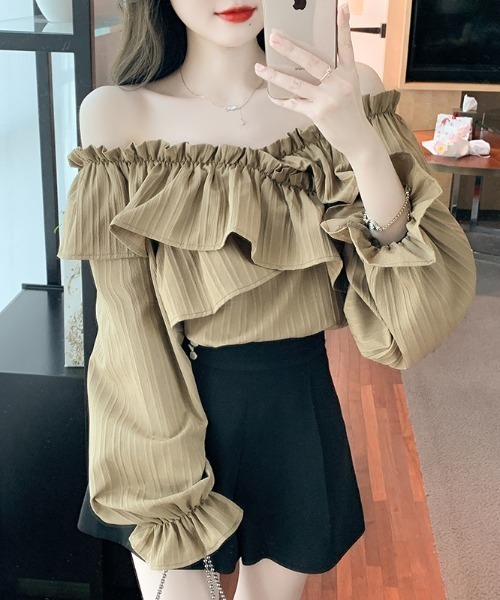 AMAJI(アマジ)の「オフショルダー フリル長袖ブラウス(シャツ/ブラウス・レディース・カーキ/ブラック・SMALL/MEDIUM/LARGE/X-LARGE)」の3枚目の写真