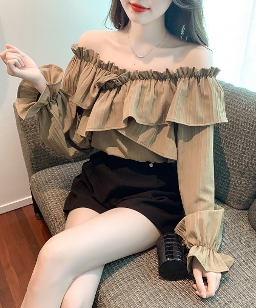 AMAJI(アマジ)の「オフショルダー フリル長袖ブラウス(シャツ/ブラウス・レディース・カーキ/ブラック・SMALL/MEDIUM/LARGE/X-LARGE)」の4枚目の写真