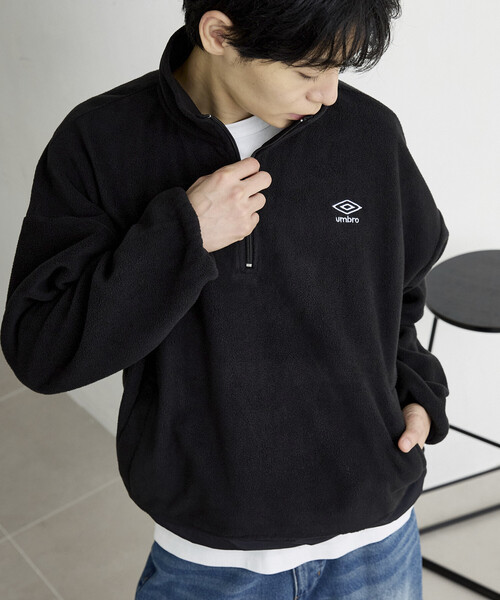 UMBRO(アンブロ)の「UMBRO × PUBLUX/アンブロ 別注 フリース プルオーバー 限定展開(スウェット・メンズ・ブラック/ネイビー/チャコールグレー・MEDIUM/LARGE)」の2枚目の写真