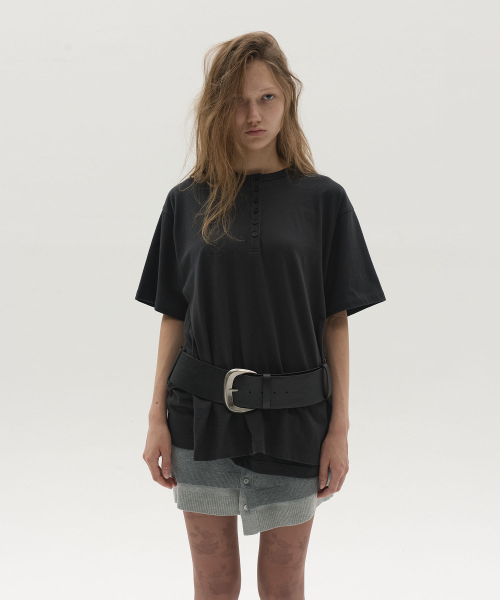 LCDC TM(エルシーディーシーティーエム)の「STRUCTURED HENLEY TOP (BLACK)(Tシャツ/カットソー・レディース・その他・OS)」の4枚目の写真