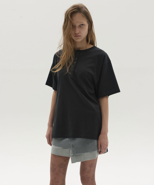 LCDC TM(エルシーディーシーティーエム)の「STRUCTURED HENLEY TOP (BLACK)(Tシャツ/カットソー・レディース・その他・OS)」の8枚目の写真