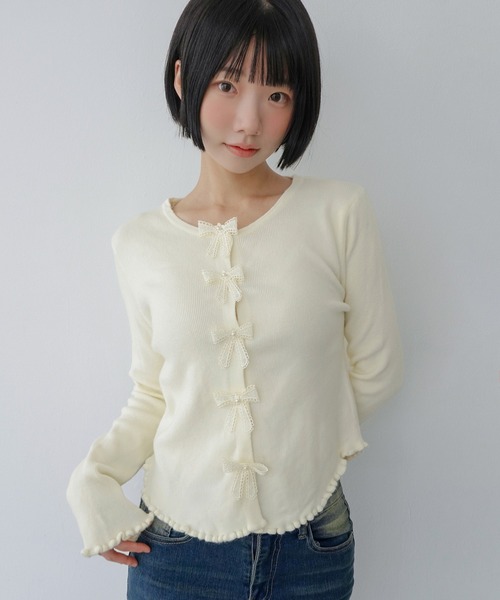 by muni:r(バイ ムニール)の「メロウ ウェーブ リボン カーディガン/2026 AW COLLECTION(ニット/セーター・レディース・チャコール/レッド/スカイブルー/アイボリー・FREE)」の2枚目の写真