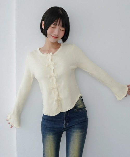 by muni:r(バイ ムニール)の「メロウ ウェーブ リボン カーディガン/2026 AW COLLECTION(ニット/セーター・レディース・チャコール/レッド/スカイブルー/アイボリー・FREE)」の9枚目の写真
