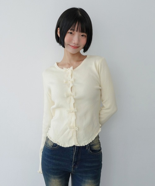 by muni:r(バイ ムニール)の「メロウ ウェーブ リボン カーディガン/2026 AW COLLECTION(ニット/セーター・レディース・チャコール/レッド/スカイブルー/アイボリー・FREE)」の10枚目の写真