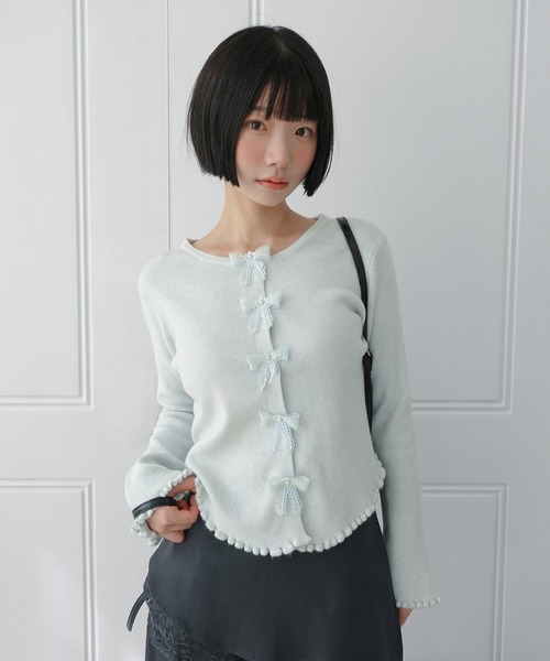 by muni:r(バイ ムニール)の「メロウ ウェーブ リボン カーディガン/2026 AW COLLECTION(ニット/セーター・レディース・チャコール/レッド/スカイブルー/アイボリー・FREE)」の16枚目の写真
