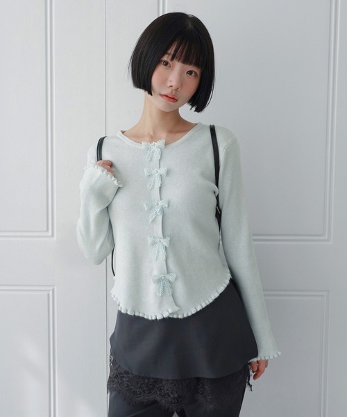 by muni:r(バイ ムニール)の「メロウ ウェーブ リボン カーディガン/2026 AW COLLECTION(ニット/セーター・レディース・チャコール/レッド/スカイブルー/アイボリー・FREE)」の18枚目の写真
