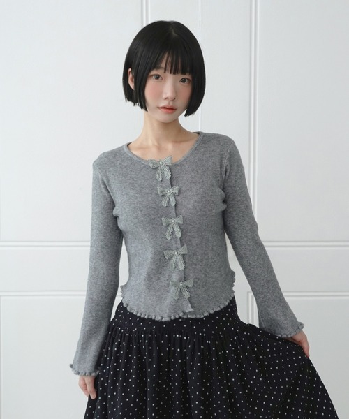 by muni:r(バイ ムニール)の「メロウ ウェーブ リボン カーディガン/2026 AW COLLECTION(ニット/セーター・レディース・チャコール/レッド/スカイブルー/アイボリー・FREE)」の11枚目の写真
