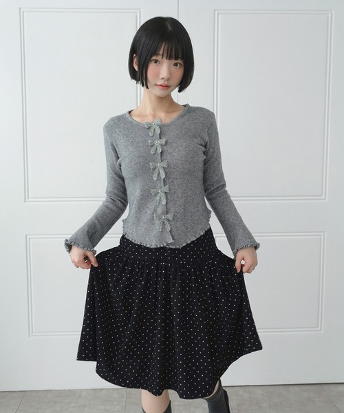 by muni:r(バイ ムニール)の「メロウ ウェーブ リボン カーディガン/2026 AW COLLECTION(ニット/セーター・レディース・チャコール/レッド/スカイブルー/アイボリー・FREE)」の12枚目の写真