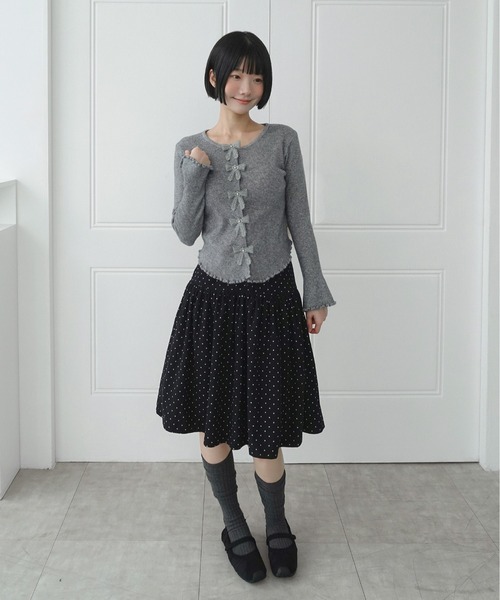 by muni:r(バイ ムニール)の「メロウ ウェーブ リボン カーディガン/2026 AW COLLECTION(ニット/セーター・レディース・チャコール/レッド/スカイブルー/アイボリー・FREE)」の13枚目の写真