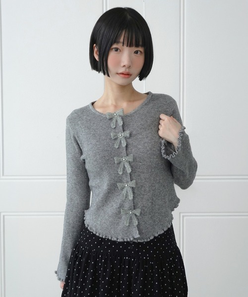 by muni:r(バイ ムニール)の「メロウ ウェーブ リボン カーディガン/2026 AW COLLECTION(ニット/セーター・レディース・チャコール/レッド/スカイブルー/アイボリー・FREE)」の14枚目の写真