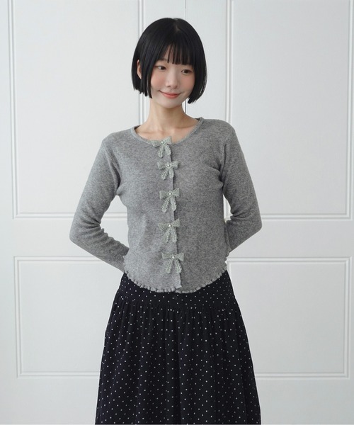 by muni:r(バイ ムニール)の「メロウ ウェーブ リボン カーディガン/2026 AW COLLECTION(ニット/セーター・レディース・チャコール/レッド/スカイブルー/アイボリー・FREE)」の15枚目の写真
