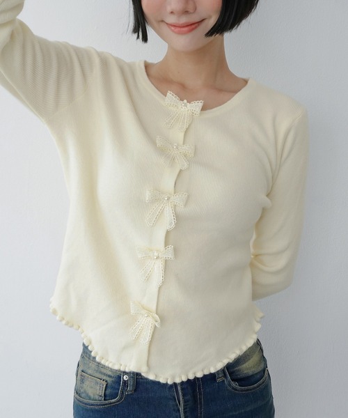 by muni:r(バイ ムニール)の「メロウ ウェーブ リボン カーディガン/2026 AW COLLECTION(ニット/セーター・レディース・チャコール/レッド/スカイブルー/アイボリー・FREE)」の8枚目の写真