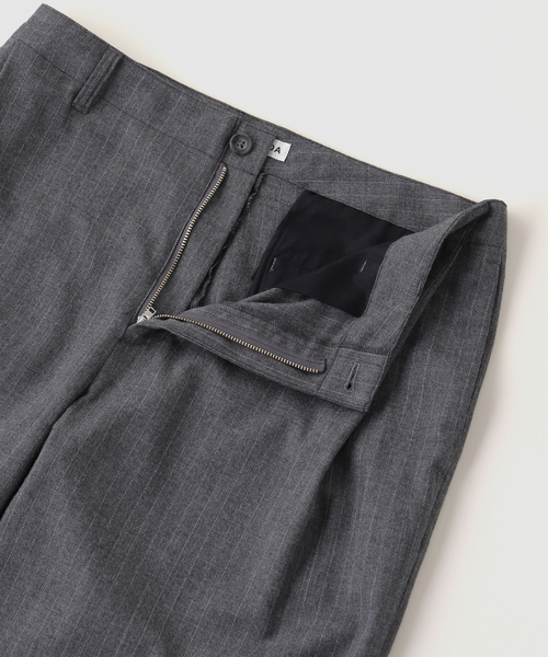 JIEDA(ジエダ)の「JIEDA / ジエダ DRAPING TUCK SLACKS(スラックス・メンズ・チャコールグレー/ブラック・1/2)」の5枚目の写真