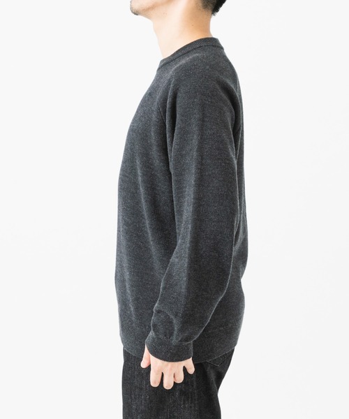 ATON(エイトン)の「ATON CREW-NECK SWEATER(ニット/セーター・メンズ・チャコールグレー/ピンク・4/6)」の8枚目の写真