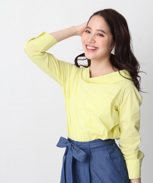 Andemiu（アンデミュウ）の「ロールネックバックボタンブラウス749040（シャツ/ブラウス・レディース・ホワイト/ブルー/イエロー/ブラック・FREE）」の4枚目の写真