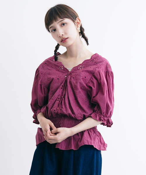 MERLOT（メルロー）の「パンチングフラワー刺繍ウエストギャザーブラウス1170（シャツ/ブラウス・レディース・ブラック/イエロー/オフホワイト/パープル・FREE）」の3枚目の写真