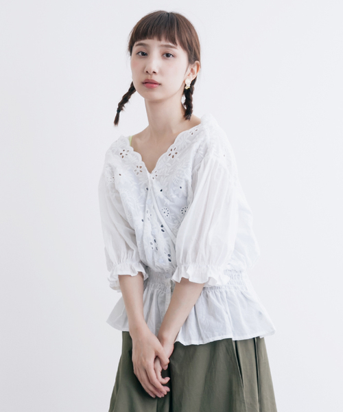 MERLOT（メルロー）の「パンチングフラワー刺繍ウエストギャザーブラウス1170（シャツ/ブラウス・レディース・ブラック/イエロー/オフホワイト/パープル・FREE）」の2枚目の写真