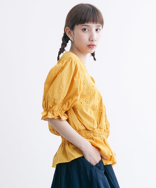 MERLOT（メルロー）の「パンチングフラワー刺繍ウエストギャザーブラウス1170（シャツ/ブラウス・レディース・ブラック/イエロー/オフホワイト/パープル・FREE）」の4枚目の写真