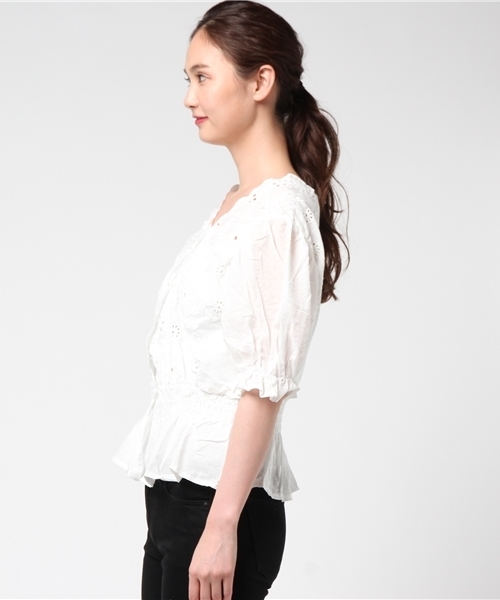 MERLOT（メルロー）の「パンチングフラワー刺繍ウエストギャザーブラウス1170（シャツ/ブラウス・レディース・ブラック/イエロー/オフホワイト/パープル・FREE）」の7枚目の写真