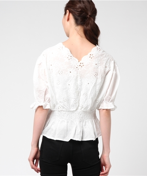 MERLOT（メルロー）の「パンチングフラワー刺繍ウエストギャザーブラウス1170（シャツ/ブラウス・レディース・ブラック/イエロー/オフホワイト/パープル・FREE）」の16枚目の写真