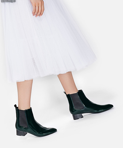 CHARLES & KEITH(チャールズ & キース)の「チェルシーブーツ / CHELSEA BOOTS(ブーツ・レディース・ホワイト/グリーン/ブラック・24.5cm/23cm/22.5cm/23.5cm/25cm)」の4枚目の写真