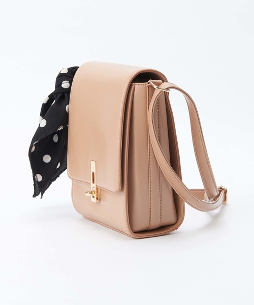 one after another NICE CLAUP(ワンアフターアナザーナイスクラップ)の「スカーフ付きショルダーバッグ(ショルダーバッグ・レディース・ブラック/ブラウン/ベージュ・ONE SIZE)」の15枚目の写真
