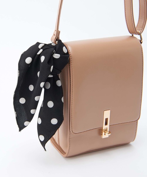 one after another NICE CLAUP(ワンアフターアナザーナイスクラップ)の「スカーフ付きショルダーバッグ(ショルダーバッグ・レディース・ブラック/ブラウン/ベージュ・ONE SIZE)」の16枚目の写真
