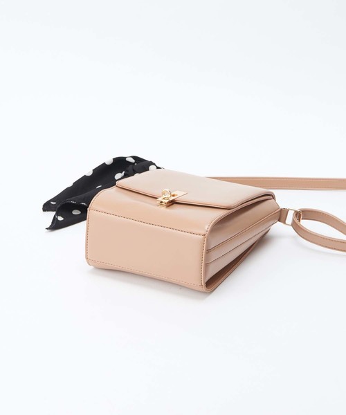 one after another NICE CLAUP(ワンアフターアナザーナイスクラップ)の「スカーフ付きショルダーバッグ(ショルダーバッグ・レディース・ブラック/ブラウン/ベージュ・ONE SIZE)」の18枚目の写真