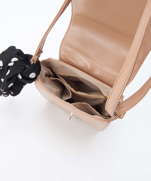 one after another NICE CLAUP(ワンアフターアナザーナイスクラップ)の「スカーフ付きショルダーバッグ(ショルダーバッグ・レディース・ブラック/ブラウン/ベージュ・ONE SIZE)」の20枚目の写真